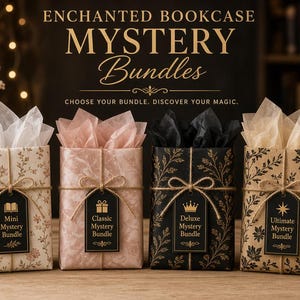 Könnte beinhalten: Vier rechteckige Geschenkpakete in gemustertem Papier mit Seidenpapier, gebunden mit Schnur und schwarzen Anhängern. Die Anhänger sind mit Mini, Classic, Deluxe und Ultimate Mystery Bundle beschriftet. Text oben: ENCHANTED BOOKCASE MYSTERY BUNDLES.