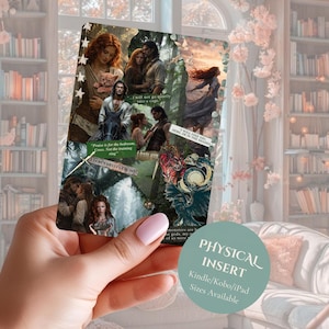 Può includere: Una stampa collage rettangolare con diverse illustrazioni fantasy di una coppia, una spada e un drago. Le sovrapposizioni di testo includono frasi come 'I will find you here or in the shades' su uno sfondo di una foresta scura.