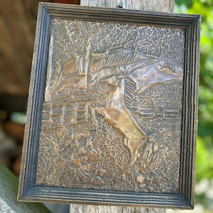 Vintage ingelijste koperen muurkunst van een paard in de woestijn