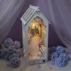 Miniatures hölzernes Puppenhaus - DIY Bücherecke-Kit mit Möbeln - Dekoratives Regalgeschenk für Mädchen