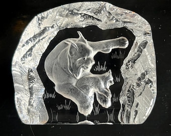 Fermacarte Paul Isling in cristallo al piombo raffigurante Lunx e il cucciolo, vetro artistico svedese.
