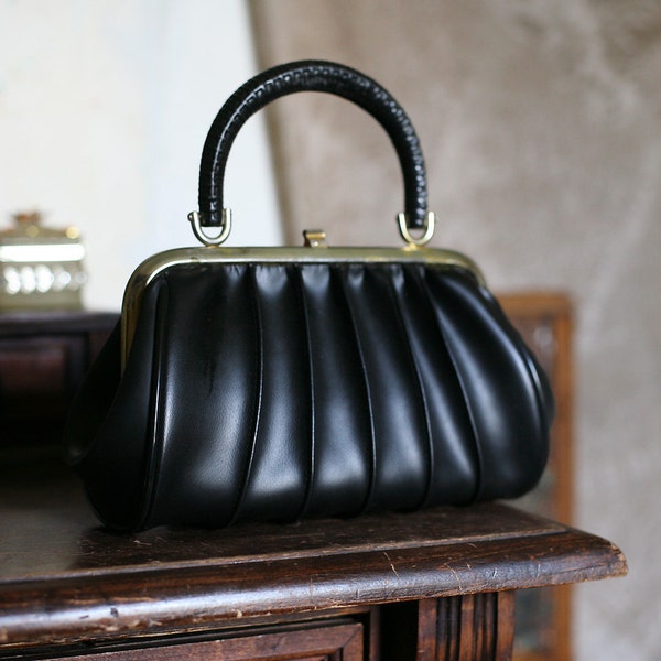 Black ribbed faux Leather handbag 1950ies