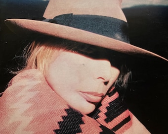 Joni Mitchell, segno di gesso sotto la pioggia