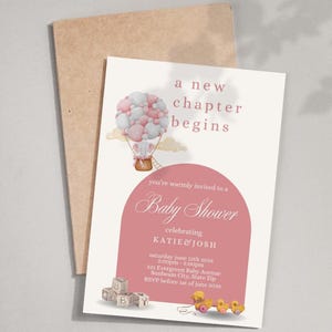 Peut inclure: Invitation de baby shower avec un design rose et blanc. L'invitation présente une illustration d'un éléphant dans une montgolfière, le texte "A new chapter begins" et les détails de l'événement.