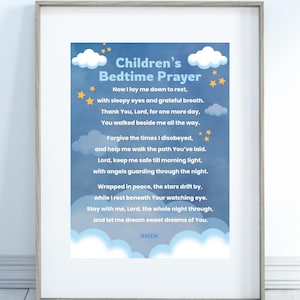 Puede incluir: Un póster imprimible azul y blanco con una oración para dormir para niños. El póster presenta nubes y estrellas con el texto "Oración para dormir de los niños" en la parte superior. La oración dice: "Ahora me acuesto a descansar, con ojos somnolientos y aliento agradecido. Gracias, Señor, por un día más, Tú caminaste a mi lado todo el camino. Perdona las veces que desobedecí, y ayúdame a caminar por el camino que Tú has trazado. Señor, mantenme a salvo hasta la luz de la mañana, con ángeles que me cuidan durante la noche. Envuelto en paz, las estrellas flotan, mientras descanso bajo Tu ojo vigilante. Quédate conmigo, Señor, toda la noche, y déjame soñar dulces sueños de Ti. AMEN."