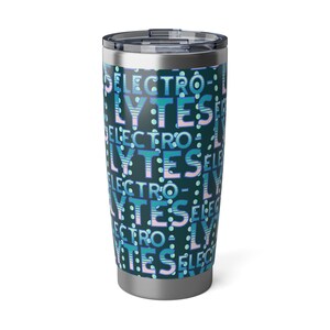 以下が含まれることがあります： 「ELECTROLYTES」の文字が繰り返される、ティールとブルーのパターンが施されたステンレス製のタンブラー。タンブラーはシルバーの蓋と底があり、飲み物を冷たくまたは温かく保つように設計されています。