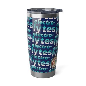 以下が含まれることがあります： ネイビーブルーの背景に、白とティール色の「electro-slytes」という言葉が繰り返されるパターンのステンレス鋼製トラベルタンブラー。タンブラーには黒い蓋と「Carnival Ket Store」と書かれた小さなロゴが付いています。
