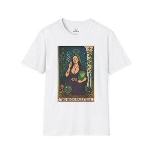 Maglietta "The High Priestess Stoner Edition", maglietta unisex in stile softstyle, stampa dei tarocchi, stile boho, perfetta per i festival, 420