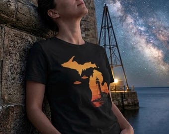 Camiseta unisex Michigan Sunset UFO, camiseta de faro de los Grandes Lagos, camiseta con un monumento estatal y un extraterrestre, camiseta de recuerdo del Medio Oeste, regalo para mostrar el orgullo estatal