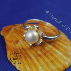 White Pearl Flower Silver Ring. floral bridal jewelry - ElenadE