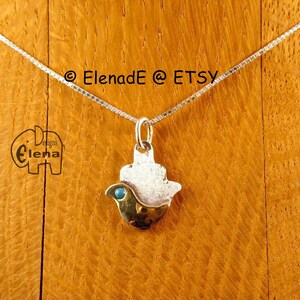 Kleiner Goldvogel auf Hamsa-Silberanhänger - ElenadE