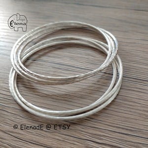 Sterlingzilveren rollende gehamerde armband van 3 x 2 mm. Drievoudig in elkaar grijpende armbanden - ElenadE
