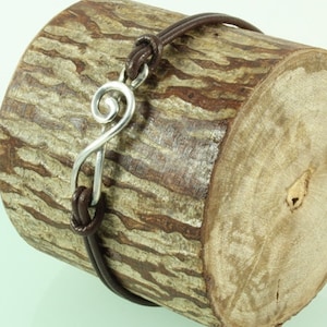 Pulseira de couro com clave de sol em prata esterlina. Pulseira de couro musical. Pulseira de notas musicais - ElenadE