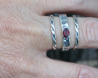 Bagues triples, Trois bagues en argent, Bagues faites à la main, Bague en argent grenat, Bague délicate, Bague empilable,