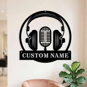 Puede incluir: Un letrero de madera rústico con el texto "Welcome to our home" en letras blancas. El letrero presenta un acabado envejecido y un diseño simple y acogedor, ideal para un porche o entrada.