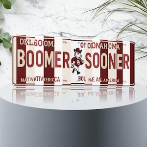 Letrero de matrícula de los Boomer Sooners: arte de pared de metal de los Oklahoma Sooners, cueva de fanático color carmesí y crema, decoración de dormitorio y regalo para el día del juego (16 × 6)