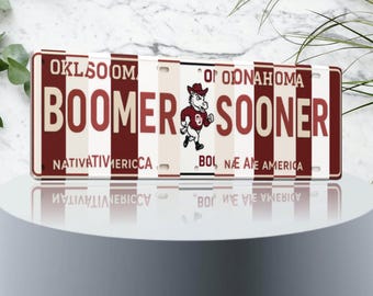 Boomer Sooner License Plate Sign – Oklahoma Sooners Metal Wall Art | Crimson & Cream Fan Cave, Dorm Decor and Game Day Gift (16×6)