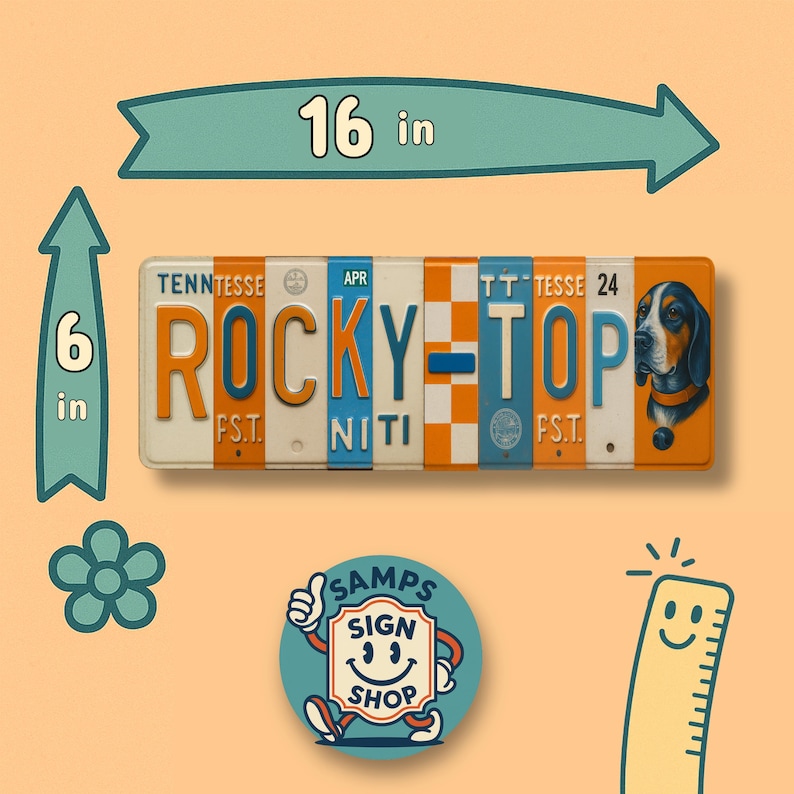 K&ouml;nnte beinhalten: Ein rechteckiges Schild, 40,6 cm lang und 15,2 cm hoch, mit "ROCKY TOP" in Orange und Blau. Es zeigt eine Hundeillustration und den Text "SAMPS SIGN SHOP". Das Design ist im Vintage-Stil gehalten.