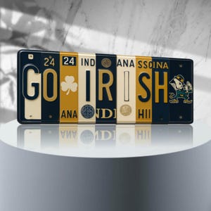Go Irish ナンバープレートサイン – ノートルダム大学ファイティングアイリッシュ メタルウォールアート | ネイビー＆ゴールド 寮、ファンの隠れ家、試合当日の装飾 (16×6)
