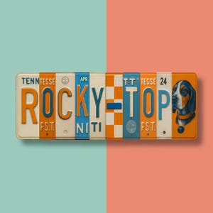 K&ouml;nnte beinhalten: Rechteckiges Metallschild mit den Worten "ROCKY TOP" in orangefarbenen und blauen Buchstaben. Das Schild hat ein Vintage-Kennzeichen-Design mit einer Hundeillustration auf der rechten Seite. Der Hintergrund ist in zwei Farben unterteilt, T&uuml;rkis und Koralle.