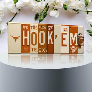 Hook ’Em License Plate Sign – Texas Longhorns Metal Wall Art | Burnt Orange & White Fan Cave, Dorm and Game Day Decor (16×6)