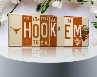 Hook ’Em License Plate Sign – Texas Longhorns Metal Wall Art | Burnt Orange & White Fan Cave, Dorm and Game Day Decor (16×6)