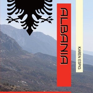 以下が含まれることがあります： 赤い背景に白い文字で「アルバニア」と書かれた本の表紙。表紙には、黒い双頭の鷲と山岳風景も描かれている。「初めての訪問者と移住者向けのガイド、基本的なヒントと考えるための食べ物」というテキストが表紙の下部に書かれている。