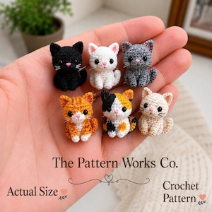Könnte beinhalten: Sechs kleine gehäkelte Katzen in Schwarz, Weiß, Grau, orangefarben getigert, dreifarbig und Creme. Jede Katze hat kleine schwarze Augen, eine rosa Nase und weiße Schnurrhaare. Der Text lautet The Pattern Works Co. Actual Size Crochet Pattern.