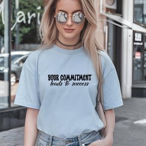 Ditt engagemang leder till framgång PNG | Motiverande citat digital design | Utskrivbar konst för måluppfyllelse