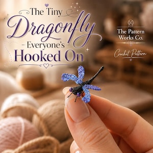 Könnte beinhalten: Eine kleine, handgefertigte Häkel-Libelle mit schwarzem Körper, filigranen blauen Flügeln und violetten Perlenaugen. Der Text "The Tiny Dragonfly - Everyone's Hooked On" und "The Pattern Works Co. Crochet Pattern" ist darüber zu sehen.