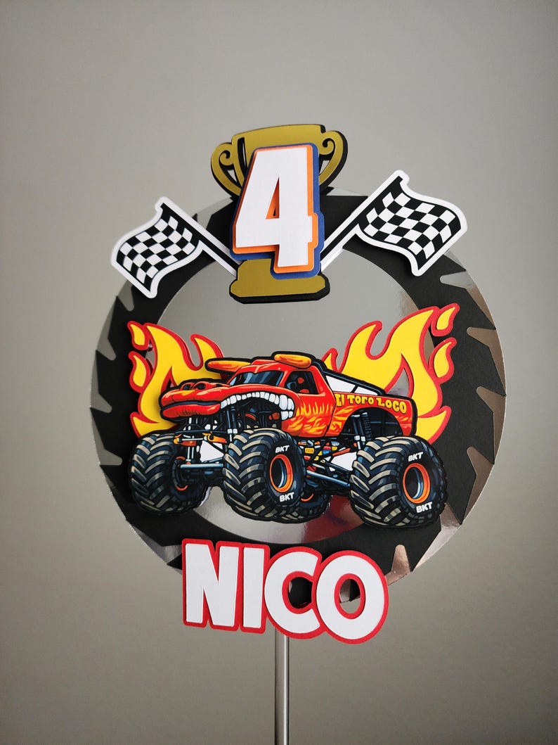 Pode incluir: Topper de bolo de caminh&atilde;o monstro vermelho e laranja com o texto "El Toro Loco" e "NICO". Inclui um trof&eacute;u dourado, o n&uacute;mero 4 e bandeiras quadriculadas. O fundo &eacute; uma l&acirc;mina de serra preta e prateada.