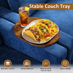 Pode incluir: Uma bandeja de sofá de madeira com tacos e um copo de chá gelado com uma fatia de limão. A bandeja está em um sofá azul. O texto "Stable Couch Tray" está na parte superior da imagem. A bandeja é descrita como tendo uma textura bonita, material resistente, à prova d'água, fácil de limpar e que economiza espaço.