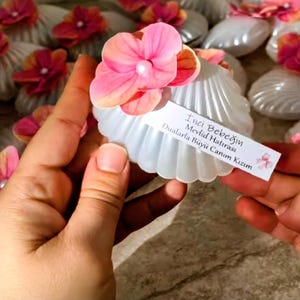 Świece z muszli perłowej: wosk sojowy, suszone kwiaty i spersonalizowana etykieta