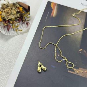 Colar com letras em formato de bolha, 26 letras em inglês, corrente clássica de osso de cobra, pingente com letras pequenas, acessórios elegantes e simples