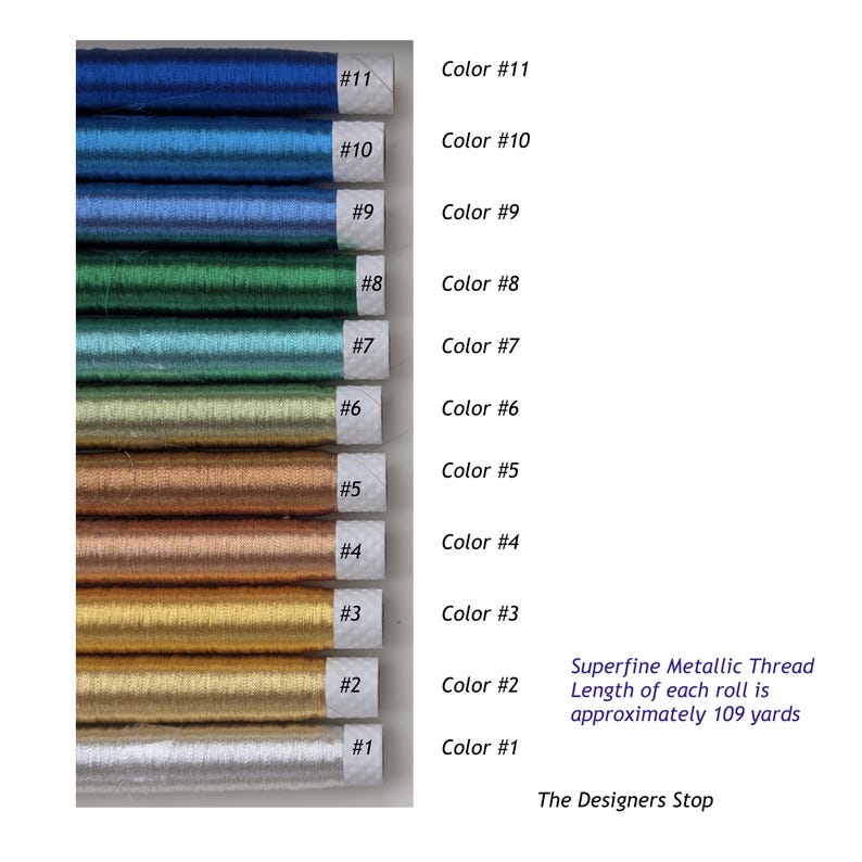 Op de afbeelding: Een collectie van elf spoelen superfijn metallic garen verticaal gerangschikt, gelabeld Color #1 tot Color #11. De garens vari&euml;ren in kleur van wit, goud, koper, brons, groen en diverse tinten blauw. Elke rol is ongeveer 100 meter lang.