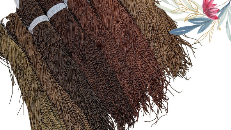 Peut inclure: Un ensemble de cordons ou de fils de couleur marron, beige et or regroup&eacute;s. Les cordons sont dispos&eacute;s en d&eacute;grad&eacute; du marron fonc&eacute; &agrave; l'or clair.