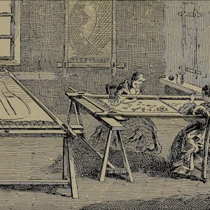 Puede incluir: Tres personas trabajando en bastidores de bordado en una habitación con ventanas. Los bastidores son de madera y tienen una tela estirada sobre ellos. Las personas están usando agujas e hilo para crear diseños intrincados en la tela.