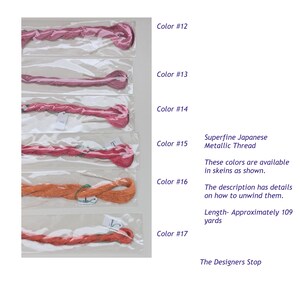Op de afbeelding: Zes strengen superdun Japans metallic garen in roze en oranje tinten, individueel verpakt in doorzichtig plastic. De tekst bevat Color #12 tot en met #17, Superfine Japanese Metallic Thread en Length- Approximately 109 yards.