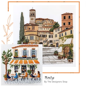 Könnte beinhalten: Gestickte Kunstwerke, die italienische Szenen darstellen. Ein Bild zeigt eine Straßenszene mit Gebäuden und einem Turm. Das andere zeigt ein Café mit Leuten an Tischen. Der Text "Italy" und "By The Designers Stop" sind ebenfalls enthalten.