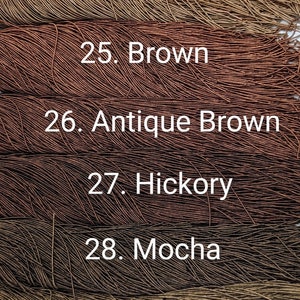 Peut inclure: Gros plan sur une vari&eacute;t&eacute; de cordons bruns et verts, &eacute;tiquet&eacute;s avec des num&eacute;ros et des noms de couleurs. Les couleurs comprennent le bronze, le brun, le brun antique, le hickory, le moka, le caf&eacute; et le vert mousse antique.