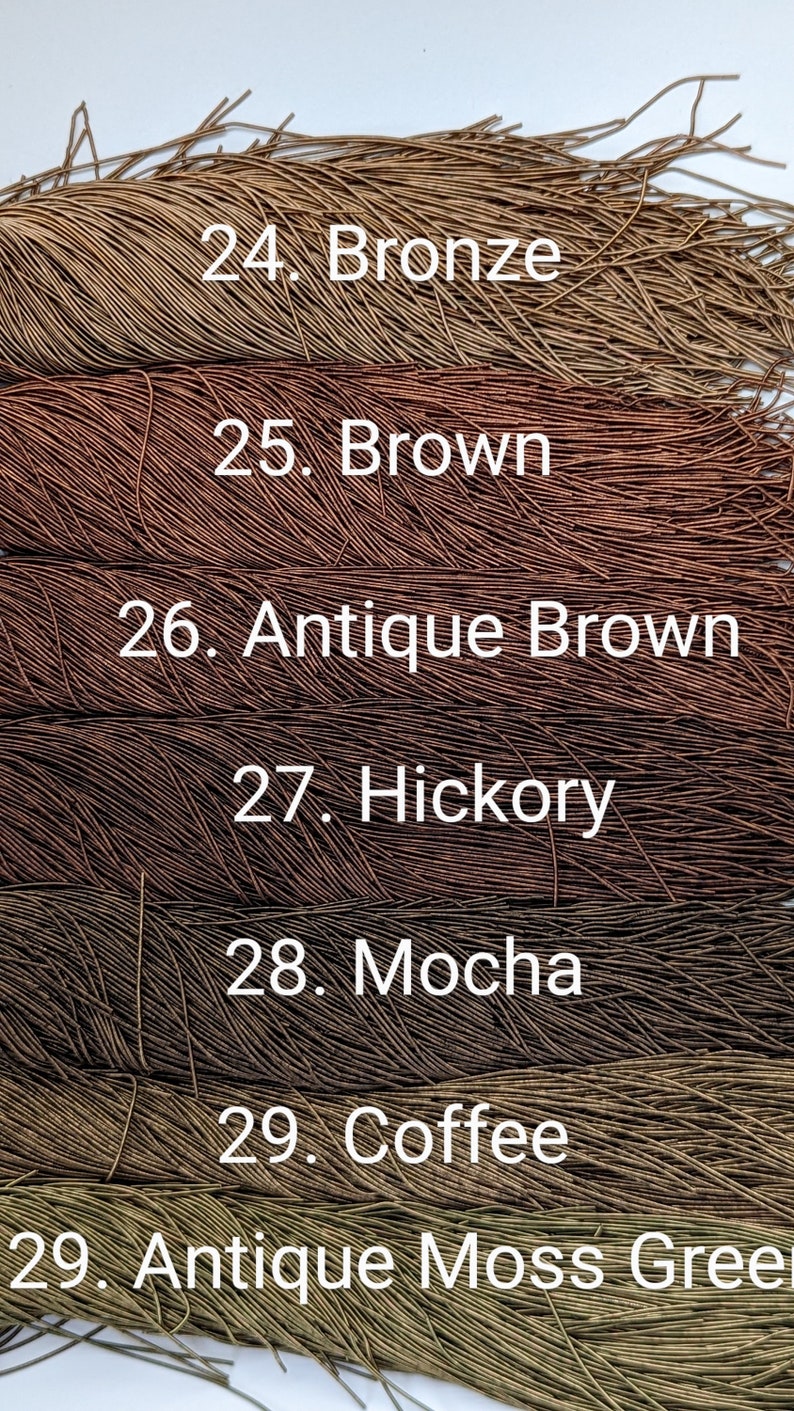 Peut inclure: Gros plan sur une vari&eacute;t&eacute; de cordons bruns et verts, &eacute;tiquet&eacute;s avec des num&eacute;ros et des noms de couleurs. Les couleurs comprennent le bronze, le brun, le brun antique, le hickory, le moka, le caf&eacute; et le vert mousse antique.