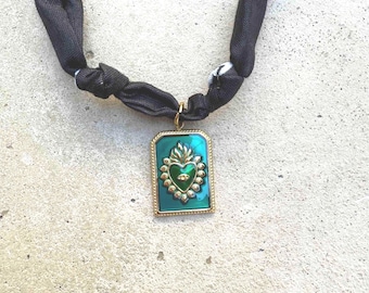 Heart Pendant Bandana Necklace – Fashion Jewelry in Gold Finish