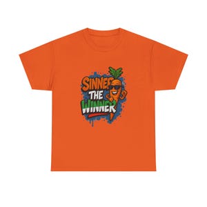 Divertente maglietta con grafica a forma di carota, maglietta casual unisex, regalo per gli amanti delle verdure, maglietta con carota giocosa, abbigliamento estivo colorato Sinner
