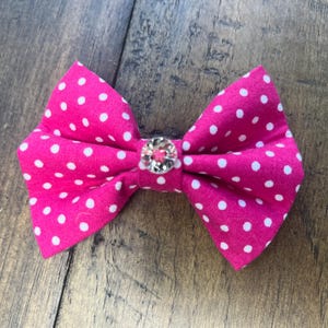 Pajarita rosa de lunares para perro: lazo para mascota con adorno de diamantes de imitación, accesorio elegante para perros y gatos. Hecha a mano en EE. UU., varios tamaños.