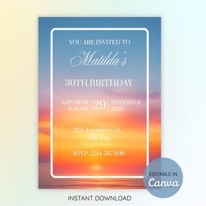 Può includere: Invito digitale per il 30° compleanno di Matilda, con uno sfondo di tramonto nei toni del blu, arancione e rosa. Il testo incorniciato in bianco include i dettagli dell'evento: data, ora, luogo e RSVP. Il design è etichettato come "Modificabile in Canva" e "Download istantaneo."