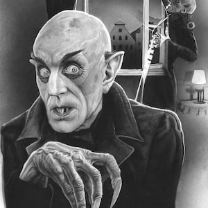 Puede incluir: Dibujo a lápiz en blanco y negro de un vampiro calvo con dientes afilados y uñas largas. El vampiro lleva un abrigo negro y mira directamente al espectador. Otra figura se ve en el fondo cerca de una ventana.