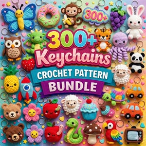 Puede incluir: Una colección de llaveros de ganchillo coloridos, que incluyen una mariposa, una rosquilla, un mono, un búho, un dragón, una fresa, una piña, un cohete, un oso, una flor, una manzana, una oveja, una magdalena, una tortuga, un coche, una serpiente, una seta, un loro y un televisor. La imagen incluye el texto "300+ Keychains Crochet Pattern Bundle."