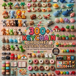 Pode incluir: Uma coleção de chaveiros de crochê coloridos, incluindo animais, alimentos e vários objetos, dispostos em uma superfície de madeira. A imagem inclui o texto "300+ KEYCHAIN CROCHET PATTERN BUNDLE".