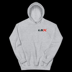 Könnte beinhalten: Ein hellgrauer Kapuzenpullover mit Kordelzug und Vordertasche. Der Text "LSX" ist in Schwarz und Rot auf die Brust gedruckt. Der Kapuzenpullover ist aus einem weichen Material.