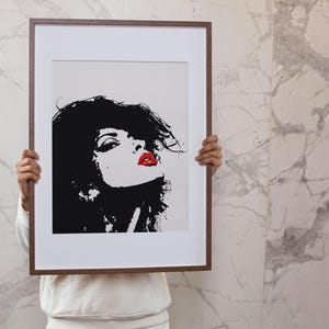 Illustrazione di moda ispirata al noir: audace arte monocromatica con labbra rosse vibranti, espressione cinematografica contemporanea
